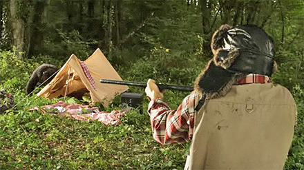 Un Cacciatore spara un orso